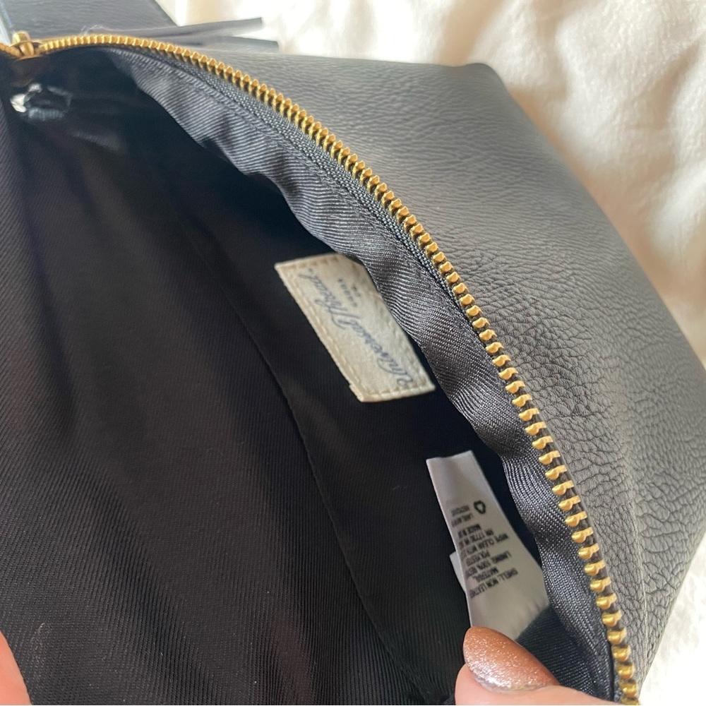 Universal Thread Black Adjustable Crossbody Bag - Picture 11 of 12